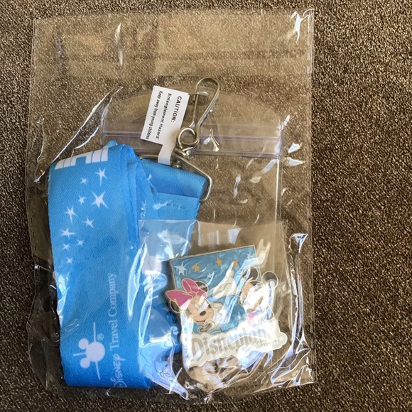 NWT Walt Disney Travel Company Lanyard and Collectible Mickey & Minnie Pin - Picture 7 of 7